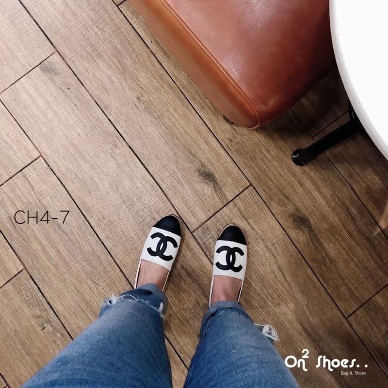 chanel loafer ® ทรงฮิตขายดีตลอดกาลพื้นปั้มแบรนด์ หน้าติดโลโก้แบรนด์ ชาเนล ทรงสวยกว่ารอบไหนๆ ลองใส่แล้วเลิฟมากคะ หากคุณกำลังมองหารองเท้าที่ใส่ได้ทุกโอกาส ทั้งงานราษฎร์ งานหลวงแนะนำคู่นี้เลยจ้า มา 3 สีนะคะ **รูปสินค้าถ่ายจากงานจริง