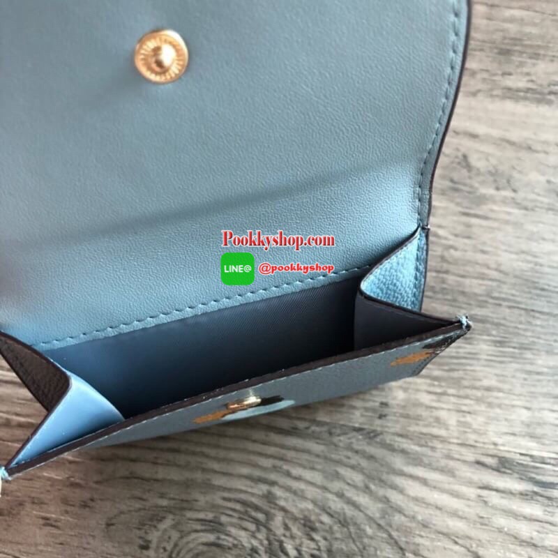 COACH Small Wallet in Floral Print Coated Canvas กระเป๋าสตางค์ใบสั้น สามารถใช่งานได้ทั้งด้านหน้าและด้านหลัง ด้านหน้าเปิด - ปิดด้วยกระดุม ภายในมีช่องใส่บัตรและธนบัตร ด้านหลังเปิด - ปิดด้วยกระดุม มีช่องสำหรับใส่เหรียญ