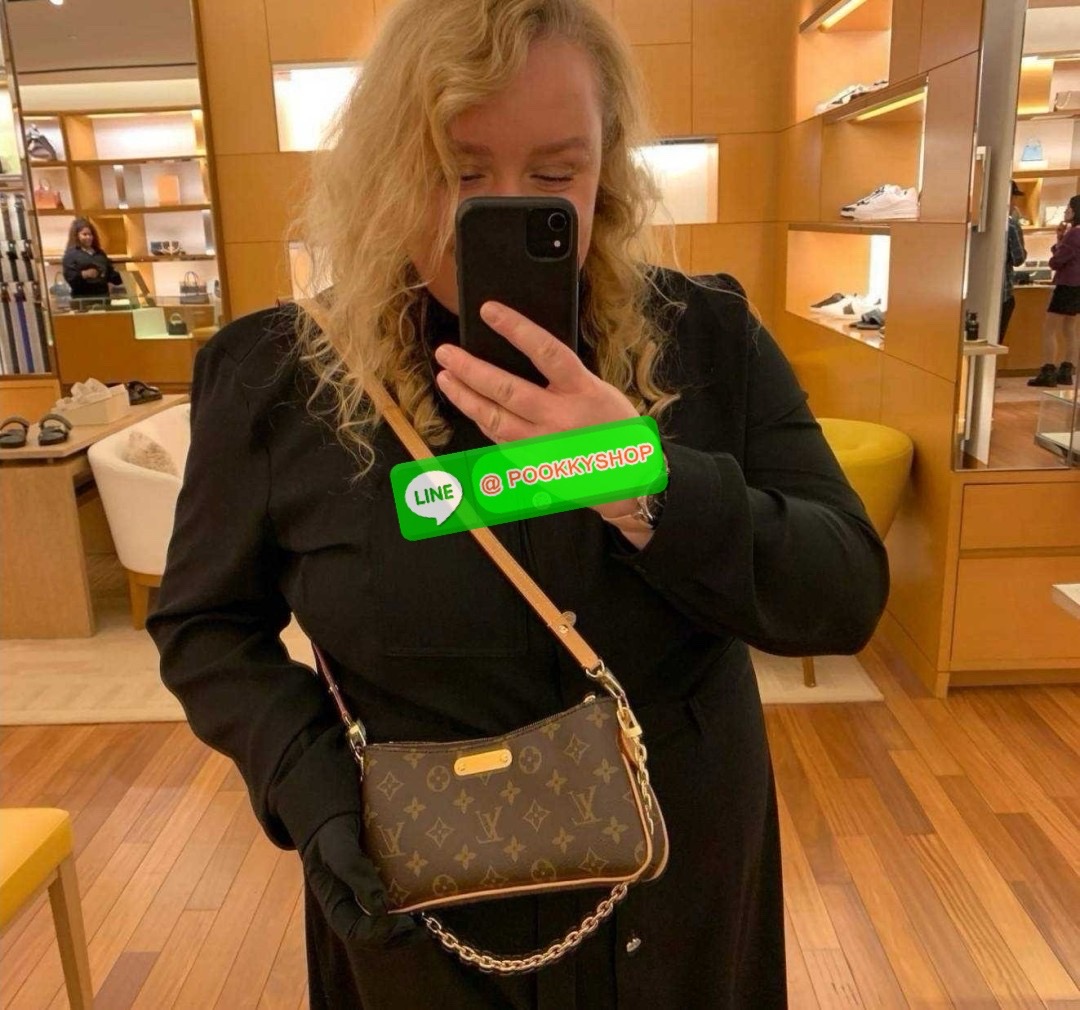 🔆 Model LV liv pochette 🔆 Details ยังคงมีความเป็นเอกลักษณ์ ดีไซน์ลวดลายโมโนแกรมเรียบหรู กับกระเป๋าทรงสวยจากเคาน์เตอร์ dutyfree สวยจับต้องได้ เก๋มากๆ เพลทโลโก้สีทองโดดเด่น มาพร้อมสายสะพายถึง 2 แบบ สายโซ่และสายหนัง ที่สามารถปรับใช้สร้างลุคได