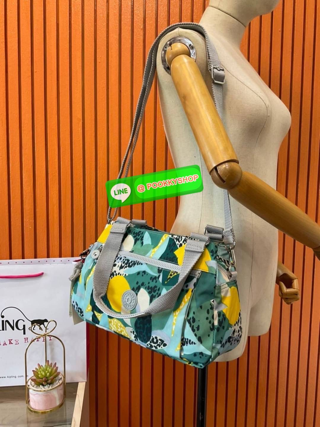 Kipling Damen Orelie Henkeltasche รุ่น K15257 กระเป๋าถือ/สะพาย Crossbody ขนาดกำลังดี หูกระเป๋ายาวสามารถคล้องบ่าได้ วัสดุpolymode100% ผ้ากันน้ำ กระเป๋ามีน้ำหนักเบา มีช่องซิป ด้านหน้า และ ด้านหลัง ภายในแบ่งเป็น 3 ช่องหลักใช้งาน ช่องซิปกลางแยกเป็นสัดส่วน จุข