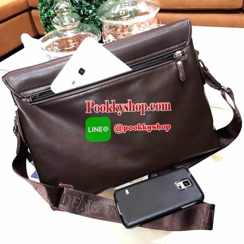 ReStock! ใครที่พลาดรอบที่แล้ว รอบนี้ห้ามพลาดนะคะ! POLO MEN CROSSBODY BAG กระเป๋าสะพาย Limited Edition หนังนิ่มเรียบด้านในเป็นหนังกลับเปิดปิดด้วยฝาปิดแม่เหล็กซ่อนด้านในพร้อมซิปสะดวกใช้ ด้านหน้าปั้มโลโก้ ด้านหลังมีช่องซิป ขนาดกำลังดี น้ำหนักเบา ใส่เอกสาร A4