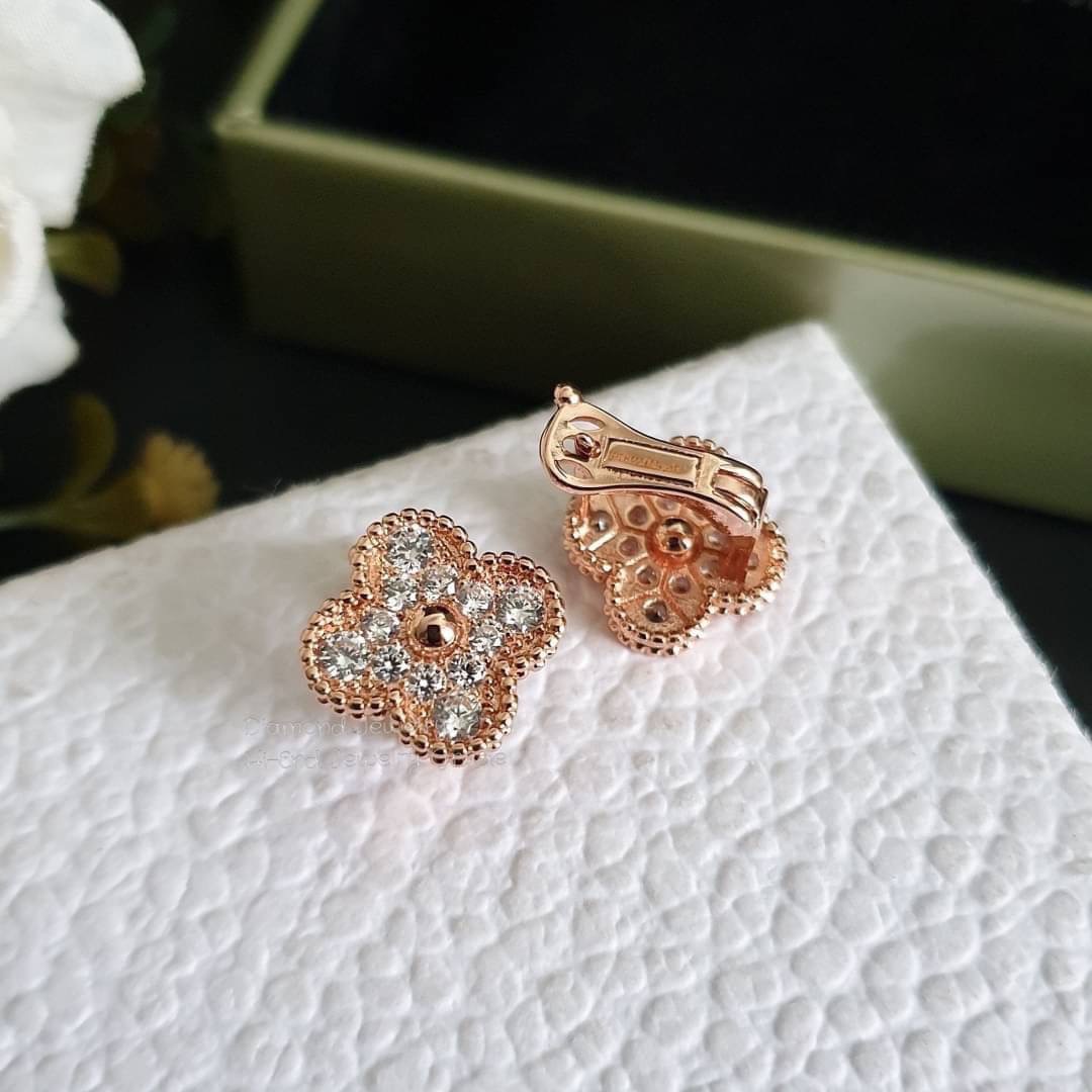 New Arrival !!!!! Van Cleef & Arpels Earring ต่างหูเพชรแวนคลีฟ งานหน้า signature เพชรคัดเกรดอย่างดีค่ะ งานสวยเลอค่ามากๆ งาน stainless steel ใส่เข้ากับทุกชุด ติดหูชิคๆ ไม่ผิดหวังแน่นอนค่ะ งานคุณภาพ