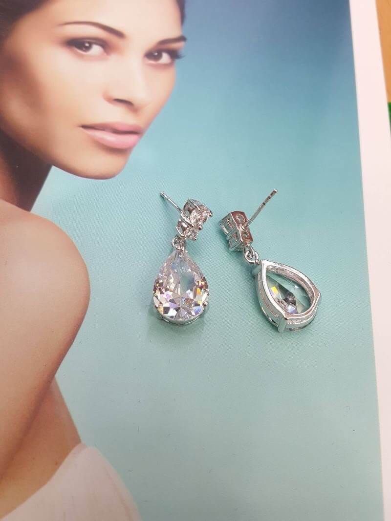 New Arrival !!!!!! ต่างหูเพชร CZ แท้ งานสวยหรู เพชรละเอียด มีไฮโซมากๆค่ะ ดีไซส์สวย รุ่นนี้การันตีความสวยเลยนะคะ เพชรวิ้ง เพชรเยอะ เพชรละเอียดม้ากกกก ตัวเรือนสีเงิน งานชุบ 18KGP ไม่ลอกไม่ดำ Made in Korea