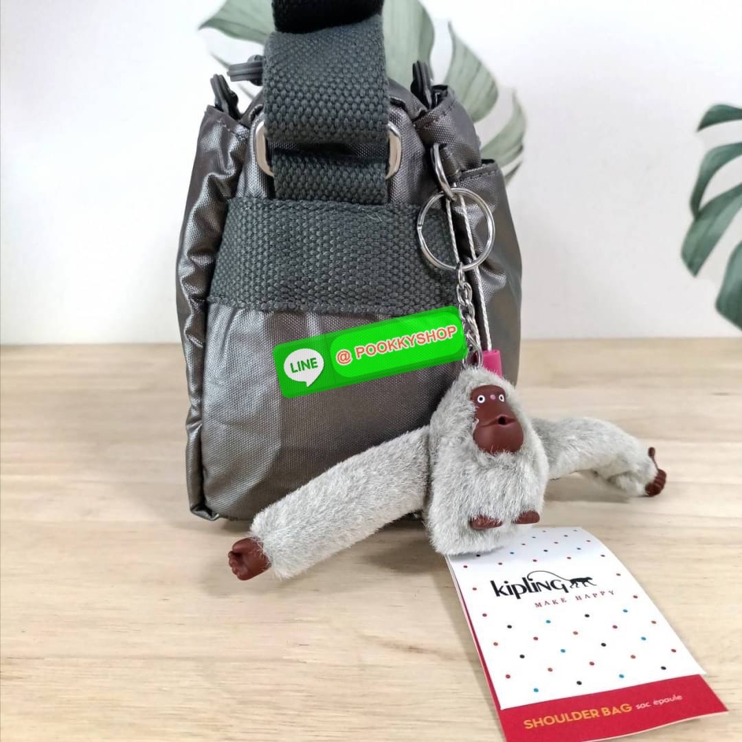 KIPLING Mini Crossbodybag กระเป๋าสะพายข้างขนาดกะทัดรัด ผลิตจากวัสดุ Nylon + ซับใน Polyester100% มีช่องใช้งานแยกย่อยมากถึง 4 ช่อง -ด้านหน้ามีช่องซิป 2 ช่อง -ช่องหลักโล่ง กว้าง จุของใช้ได้เยอะ -ด้านหลังมีช่องซิปอีก 1 ช่อง มาพร้อมพวงกุญเเจลิง สายสะพายยาวสมาร