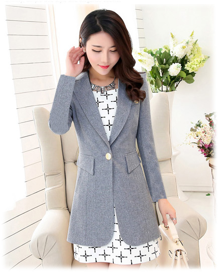 เสื้อผ้าแฟชั่นนำเข้า : เสื้อสูทแฟชั่น พร้อมส่ง สีเทา ตัวยาว คลุมสะโพก แขนยาว คอปกเก๋ แต่งสายคาดเอวด้านหลัง งานสวยดีไซน์เก๋มากๆ แต่งกระเป๋าหลอก ดีเทลกระดุมสุดเก๋ เสริมหัวไหล่เข้ารูป เนื้อผ้าดี คัตติ้งดี งานเนี๊ยบ