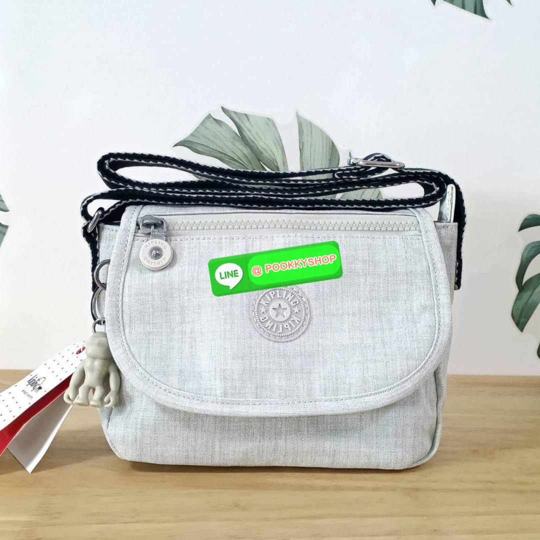 KIPLING SABIAN CROSSBODY MINI BAG กระเป๋าสะพายข้าง วัสดุ Nylon & Polyester 100% ขนาดเล็กกำลังน่ารัก เปิด-ปิดด้วยฝาปิดกระดุมแม่เหล็กและซิปแบรนด์ ด้านในมีแท็กแบรนด์