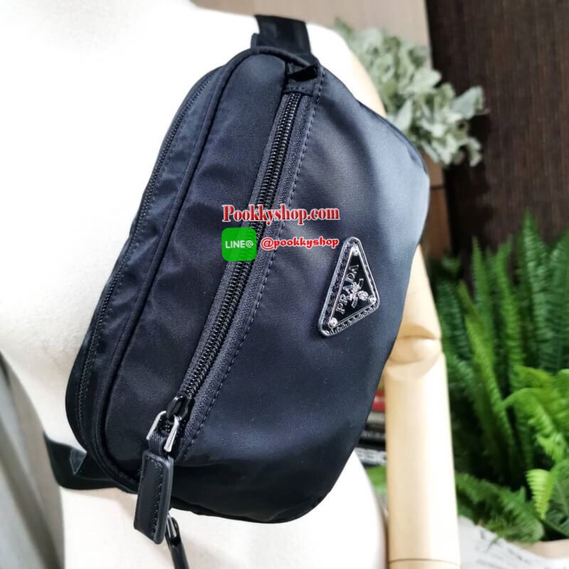 NEW! PRADA NYLON MINI WAIST BAG GIFT WITH PURCHASE (GWP) Limited edition กระเป๋าพรีเมี่ยมกิ๊ฟจากเคาน์เตอร์แบรนด์ต่างประเทศ วัสดุ Nylon เนื้อหนา ด้านหน้ามีโลโก้แบรนด์และช่องซิป เปิดปิดด้วยซิปสะดวกใช้ ภายใน Polyester 100% มีโลโก้ สายคาดเอวหรือคาดอกสามารถเลื