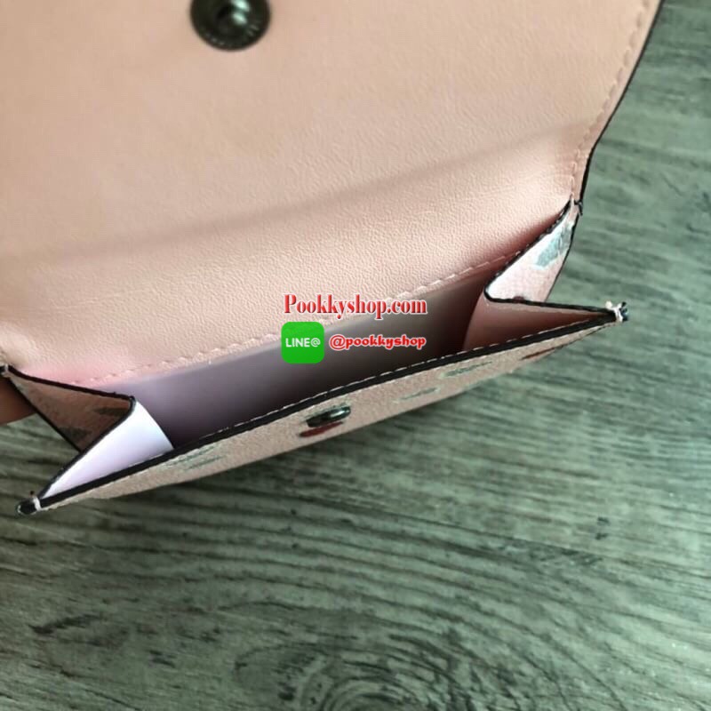 COACH Small Wallet in Floral Print Coated Canvas กระเป๋าสตางค์ใบสั้น สามารถใช่งานได้ทั้งด้านหน้าและด้านหลัง ด้านหน้าเปิด - ปิดด้วยกระดุม ภายในมีช่องใส่บัตรและธนบัตร ด้านหลังเปิด - ปิดด้วยกระดุม มีช่องสำหรับใส่เหรียญ