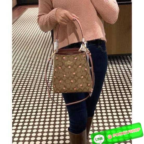 COACH C3238 SMALL TOWN BUCKET BAG IN SIGNATURE CANVAS WITH HEART FLORAL PRINT กระเป๋าบัคเก็ตน่ารักสดใส ลายพริ้นท์หัวใจเต็มใบ ดีไซน์ตัดกับสีกากีได้อย่างลงตัว วัสดุหนังแคนวาสเคลือบลาย ปากกระเป๋าเปิด-ปิดด้วยกระดุมแม่เหล็ก 2ฝั่ง มีหูจับในตัวและสายสะพายข้างมาใ