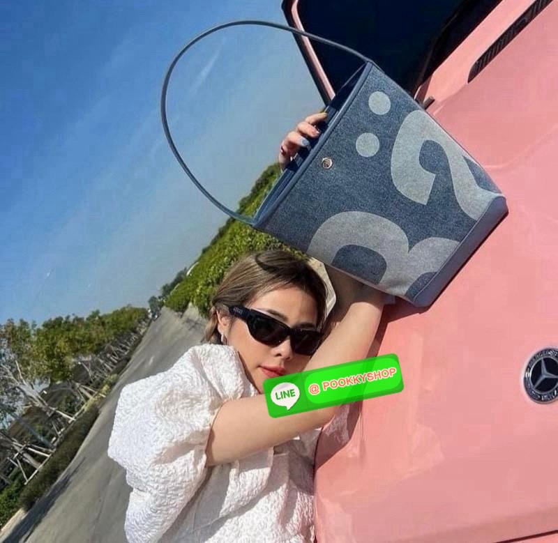 เข้าแล้วค่ะ! กับ Rally movement กระเป๋าทรงถังยอดฮิตที่สุดในปี 2024 ยอดจองคือถล่มโซเชียล จัดให้ในราคาน่ารัก ด้านในกว้างขวาง แข็งแรง สามารถใส่ไอแพด ใส่สมุดได้ #รุ่นนี้ทุกคนต้องมีจริงๆ ตัวกระเป๋างานเนี้ยบเป๊ะ มาพร้อมป้ายห้อยครบ สุดปัง พร้อมส่งวันนี้แล้ว2สี จ