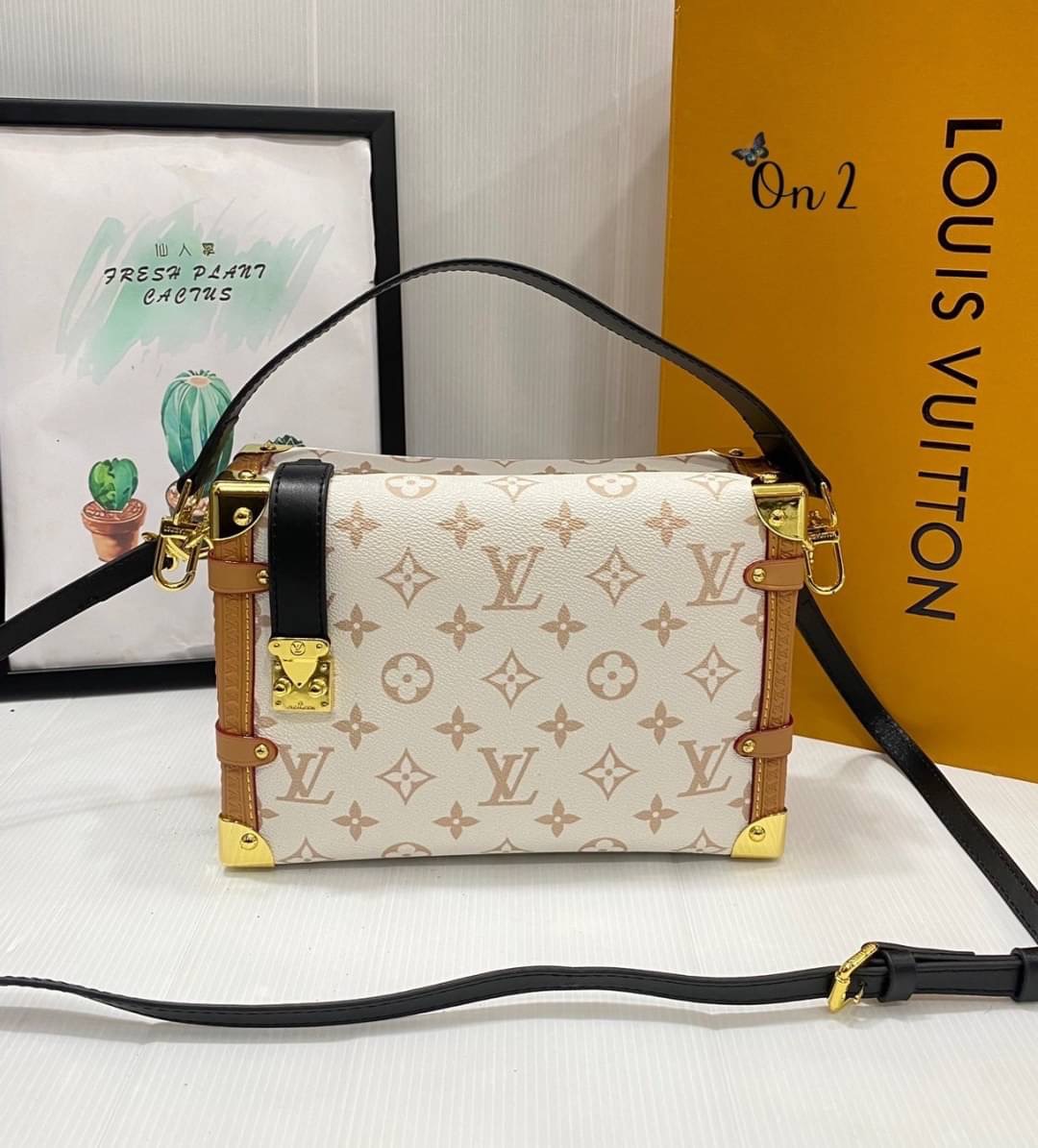 Louis Vuitton กระเป๋ารุ่น Side Trunk MM คอลเล็คชั่น Cruise 24 นำเสนอ Monogram แคนวาสสุดไอคอนิกของหลุยส์ดีไซน์ใหม่ สีเบจ Dune อันอ่อนหวานเปี่ยมด้วยพลังซึ่งได้แรงบันดาลใจจากเม็ดทราย แต่งขอบสีดำและน้ำตาลประดับมุมกระเป๋าสีทองและตัวล็อกแบบ S lock เงางาม แอคเซส