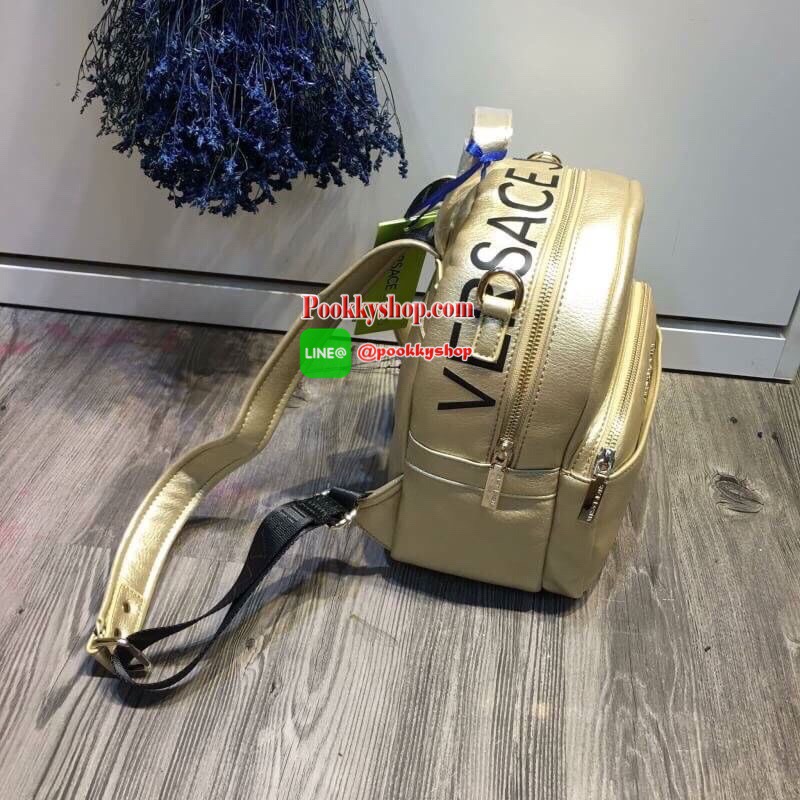 VERSACE JEANS BACKPACK BAG (VJ) กระเป๋าสะพายเป้จากแบรนด์ดัง วัสดุ PU คุณภาพดี นิ่ม ด้านในโล่งกว้าง มีช่องซิปหนึ่งช่อง ช่องเล็กใส่ของแยกเป็นสัดส่วน ด้านหน้ามีช่องซิปและช่องใส่มือถืออีกหนึ่งช่อง ซับในลายแบรนด์ รุ่นนี้สามารถสะพายได้ถึง2แบบ ราคาสุดคุ้มค่ะห้าม