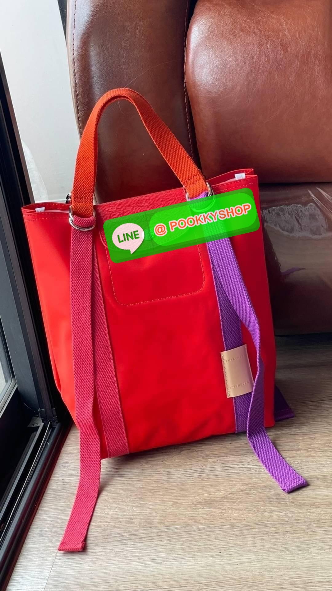 💕LONGCHAMP LE PLIAGE RE-PLAY Tote bag S เป็นอีกรุ่นที่น่าสนใจในการออกแบบ กระเป๋าโท้ทแนวตั้งที่กว้างขวางมีน้ำหนักเบา ใช้งานได้จริง ปิดด้วยกระดุมแป๊กและสามารถถือด้วยมือ สะพายไหล่ และสะพายข้างลำตัว Le Pliage Re-Play เวอร์ชันใหม่นี้ยังคงเติมชีวิตชีวา
