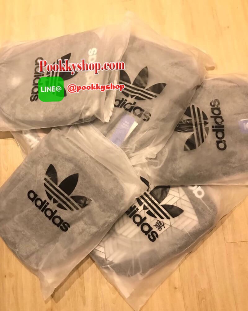 Adidas Originals 3D Backpack กระเป๋าสะพายหลัง 3D ลุคสุดล้ำของกระเป๋าสะพายหลัง ที่มาพร้อมช่องกระเป๋าซิปและลายพิมพ์สามมิติแบบอสมมาตร ดูดีมีสไตล์ด้วยการใช้วัสดุเลียนแบบหนังที่ทันสมัย ให้คุณมีพื้นที่มากขึ้นในการจัดเก็บ ด้วยช่องกระเป๋าด้านในหลายช่องสำหรับเก็บโ