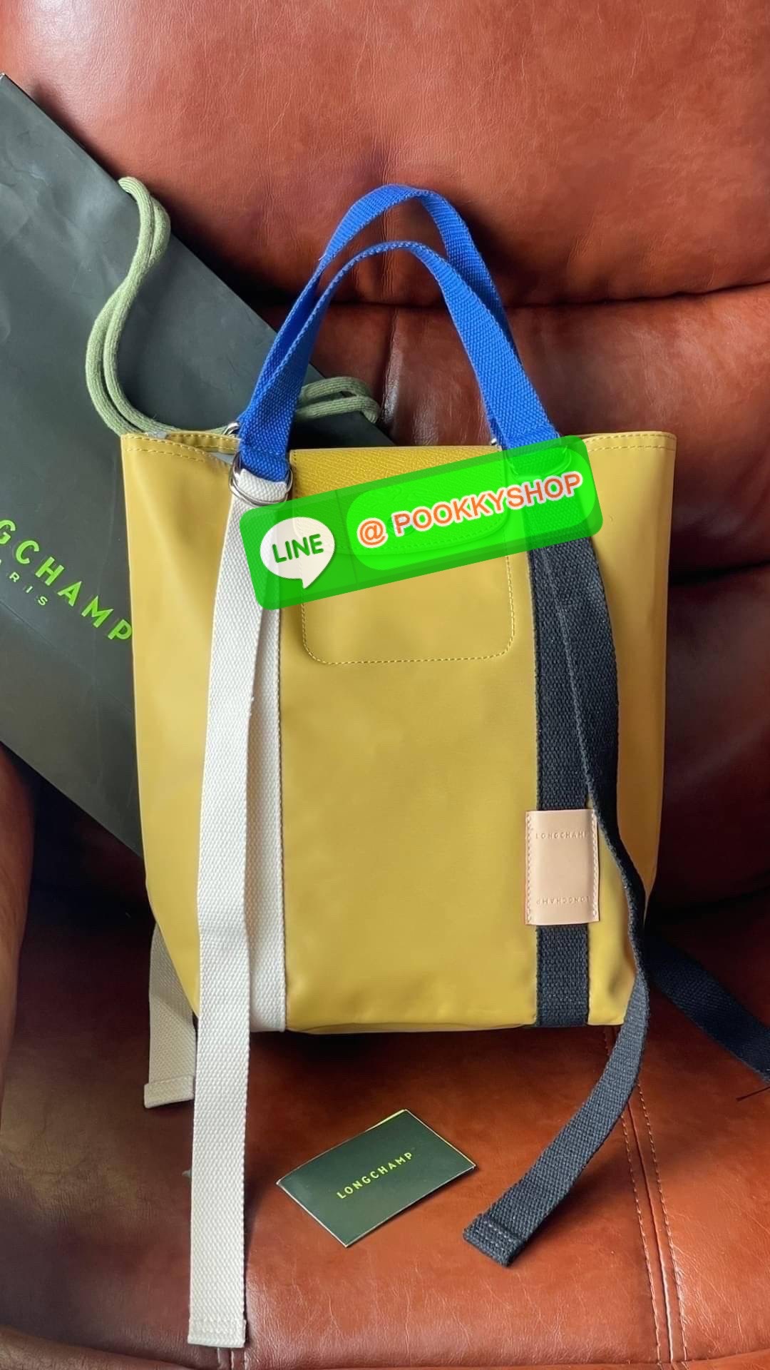 💕LONGCHAMP LE PLIAGE RE-PLAY Tote bag S เป็นอีกรุ่นที่น่าสนใจในการออกแบบ กระเป๋าโท้ทแนวตั้งที่กว้างขวางมีน้ำหนักเบา ใช้งานได้จริง ปิดด้วยกระดุมแป๊กและสามารถถือด้วยมือ สะพายไหล่ และสะพายข้างลำตัว Le Pliage Re-Play เวอร์ชันใหม่นี้ยังคงเติมชีวิตชีวา