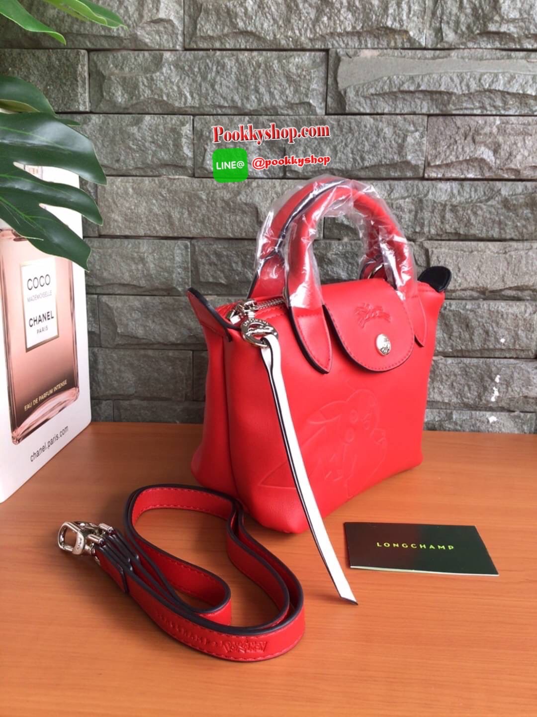 🚚 พร้อมส่ง 🚚 LONGCHAMP X POKE’MON TOP HANDLE BAG XS ขนาด มินิ รุ่น 1500 Collection LE PLIAGE CUIR Fall/ Winter เรียบหรูอย่างฝรั่งเศสกับความน่ารักคาวาอิแบบญี่ปุ่นมาผสม ซึ่งจะเป็นการนำเอาลวดลายพิคาชูมารังสรรค์ลงในกระเป๋าสุดคลาสสิกของแบรนด์ ก