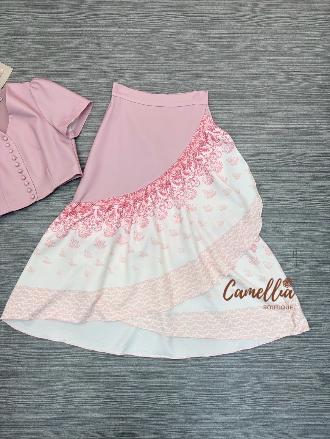 ชุดเซทแฟชั่น ชุดSet เสื้อคอปีนกระดุมหน้าสวยละมุนมากคะ มาคู่กับกระโปรงผ้าลายไทย