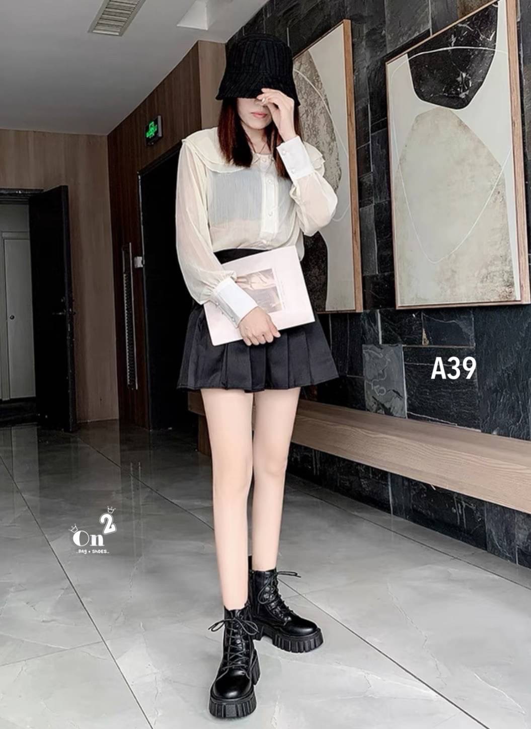 ลุคสนามบินออกบ้านทั้งทีรองเท้าต้องไม่ธรรมดาคร่า บูทเที่ยวเขา แค้มป์ปิ้งเดินป่า เช็คอินรีสอท หรือคาแฟ่สวยๆฟิวเมืองนอกเกร๋ๆ ถ่ายรูปสวยมากกและที่สำคัญบูทคู่นี้สวยแมทช์กับชุดได้ง่ายมากๆค่ะ