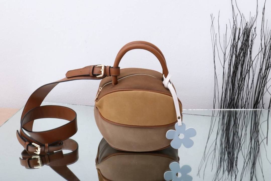 กระเป๋าลูกมะเฟืองยอดฮิต ดาราเซเลปใช้กันเยอะมาก งานตั้งใจผลิตกว่าจะได้มา แก้งานข้ามปี หลายรอบเพื่อความเป๊ะ งานสวยหนังสวย แถมฟรี!! ที่ห้อยลายดอกไม้ โอ้ย!!สวยเป๊ะขนาดนี้จะพลาดได้งัย