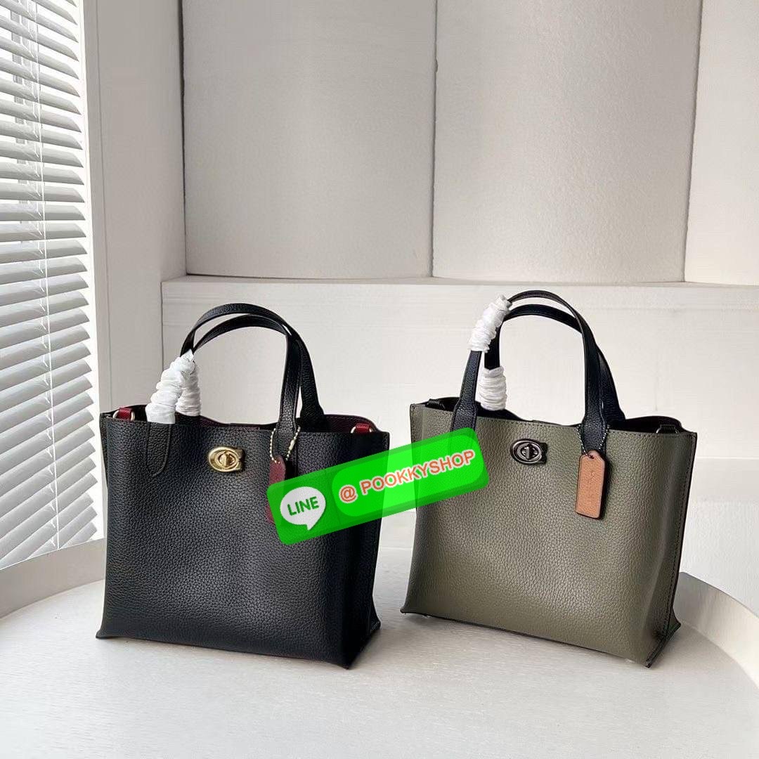 Coach Willow Tote 24 In Signature Canvas หากคุณชื่นชอบกระเป๋า Tote แล้วล่ะก็ เราเชื่อว่ากระเป๋าใบนี้จะต้องโดนใจคุณอย่างแน่นอน กระเป๋า Coach ด้วยรูปทรงสี่เหลี่ยม อยู่ทรงตั้งสวย การตัดเย็บทำจากหนัง Canvas ขนาดที่พอเหมาะ เมื่อถือแล้ว ไม่ทำให้ดูใหญ่เทอะทะจนเก