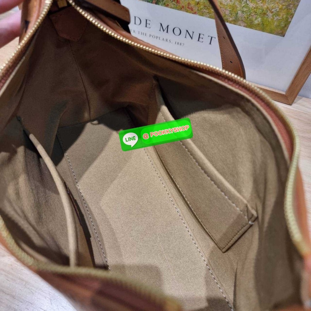 MCM AREN HOBO IN VISETOS 🔆 Details ฮอตฉ่ำมาก! กับกระเป๋าสะพายทรงโฮโบ ทรงสวยมาก ขนาดกำลังดี จุของได้เยอะ ใช้งานสะดวกด้วยการรูดซิป พิเศษแถมพวงหนังและชุดกุญแจล็อคมาให้ด้วย ถอดออกได้ นำไปใช้กับกระเป๋าใบอื่นได้ด้วย ภายในโล่งกว้าง ใส่ของสำคัญได้อย่างครบ