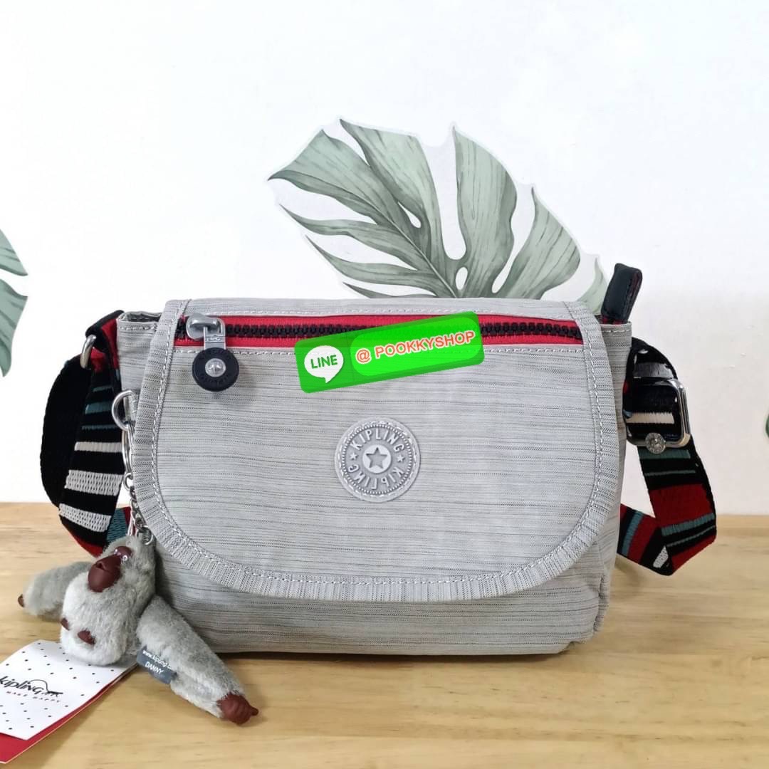 KIPLING SABIAN CROSSBODY MINI BAG กระเป๋าสะพายข้าง วัสดุ Nylon & Polyester 100% ขนาดเล็กกำลังน่ารัก เปิด-ปิดด้วยฝาปิดกระดุมแม่เหล็กและซิปแบรนด์ ด้านในทีแท็กแบรนด์