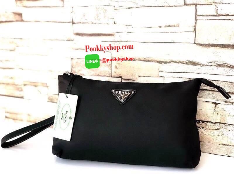 MUST HAVE! PRADA NYLON GIFT WITH PURCHASE CROSSY BAG กระเป๋าคล้องมือ พรีเมี่ยมกิ้ฟจากเคาน์เตอร์ต่างประเทศรุ่น Limited วัสดุ Nylon เนื้อหนาคุณภาพดีตามแบบฉบับแบรนด์ เปิดปิดด้วยซิปขนาดกำลังดีด้านหน้าประดับโลโก้แบรนด์หรู ด้านหลังมีช่องซิปอีก1 ช่องภายในมีช่องซ