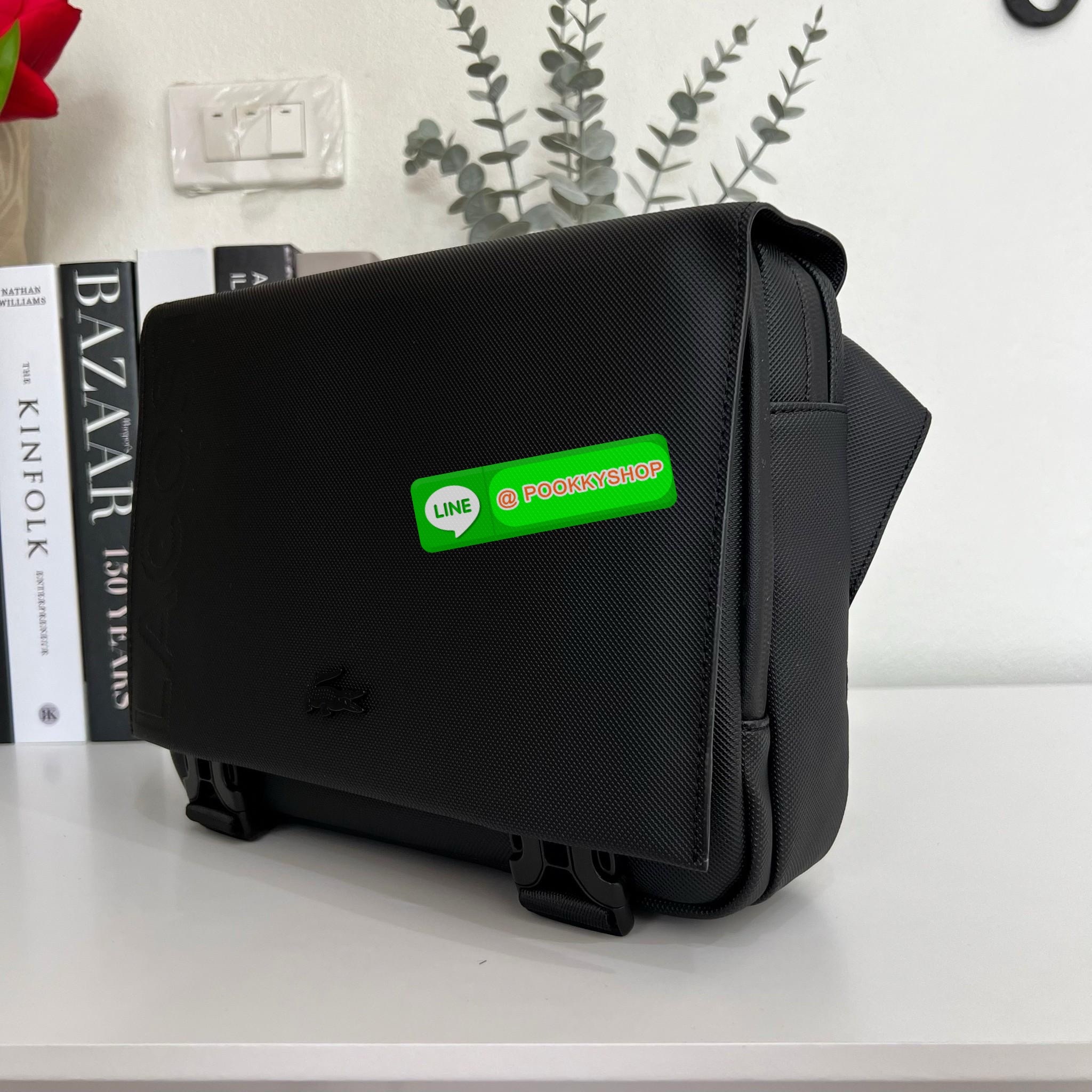 Men's L.12.12 Clipped Flap Adjustable Shoulder Strap Small Pouch วัสดุ PVC คุณภาพดีตามแบบฉบับแบรนด์ น้ำหนักเบา กันน้ำ ด้านหน้ามีโลโก้เหล็ก ฝาเปิดปิดด้วยคลิปล๊อค 2 ด้าน ช่องหลัก ด้านในมีช่องซิปพร้อมหัวซิปแบรนด์ ใส่กระเป๋าสตางค์ใบยาว ipad มือถือ ของจุก