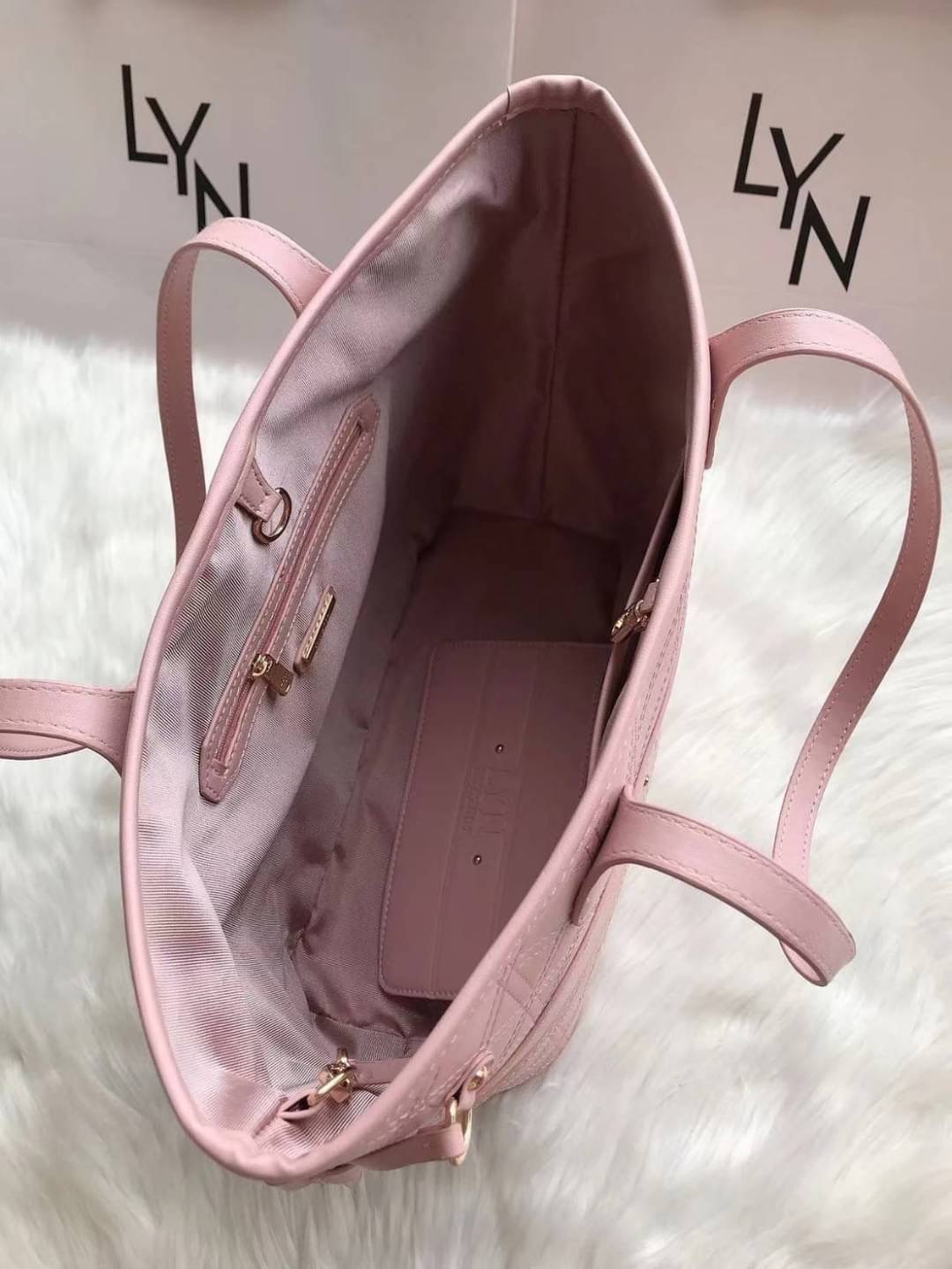 LYN สะพายข้าง ทรงช็อปปิ้ง ด้านในโล่งกว้างจุของได้เยอะ มีช่องซิปเล็กๆ นะคะ