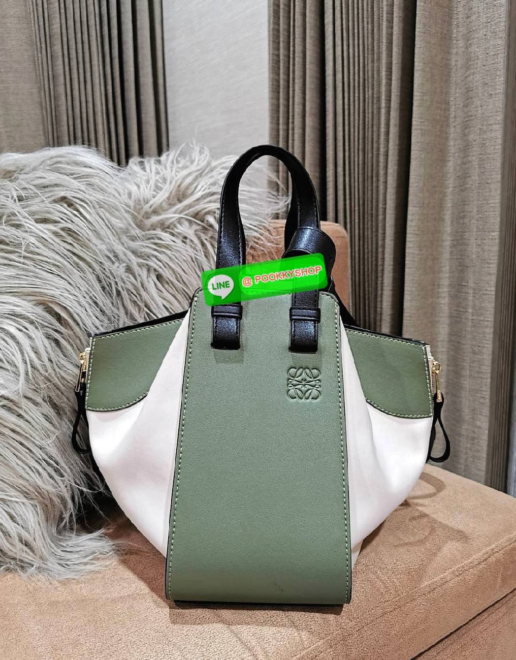 ✴️NEW ARRIVAL!✴️LOEWE HANDLE & SHOULDER BAG GIFT WITH PURCHASE GWP พรีเมี่ยมกิ๊ฟ Limited จาก LOEWE PERFUME DUTYFREE รุ่น Rare items สุดๆวัสดุหนังแท้ Calfskin หนังสวยดีไซน์มีเอกลักษณ์ ใบใหญ่กำลังดี น้ำหนักเบา สามารถปรับได้หลายทรงไม่จำเจ ด้านข