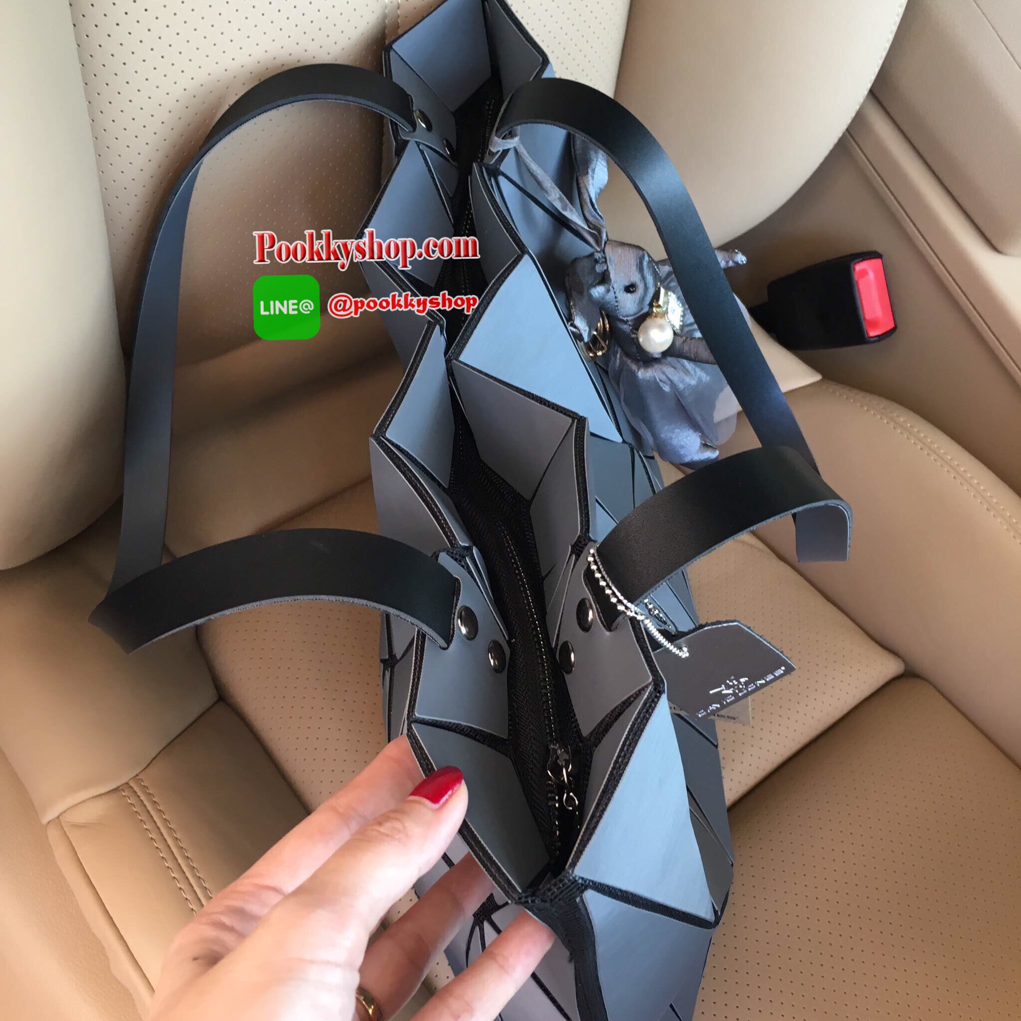 ห้ามพลาดเลยค่า ได้ สีใหม่ ลายใหม่ Metallic Grey ทรงสุดฮิตจากแบรนด์ David Jones ใบนี้ มาพร้อมกับน้องกระต่ายสีเข้า set กับกระเป๋าคะ กระเป๋า ทรง Tote ตัวกระเป๋าเย็บติด ด้วยแผ่นอคิลิค สุดหรู ดีไซน์เกร๋ จุดเด่นที่ น้ำหนักเบา สามารถ ถือ หรือ สะพายไหล่ได้คะ ใบให