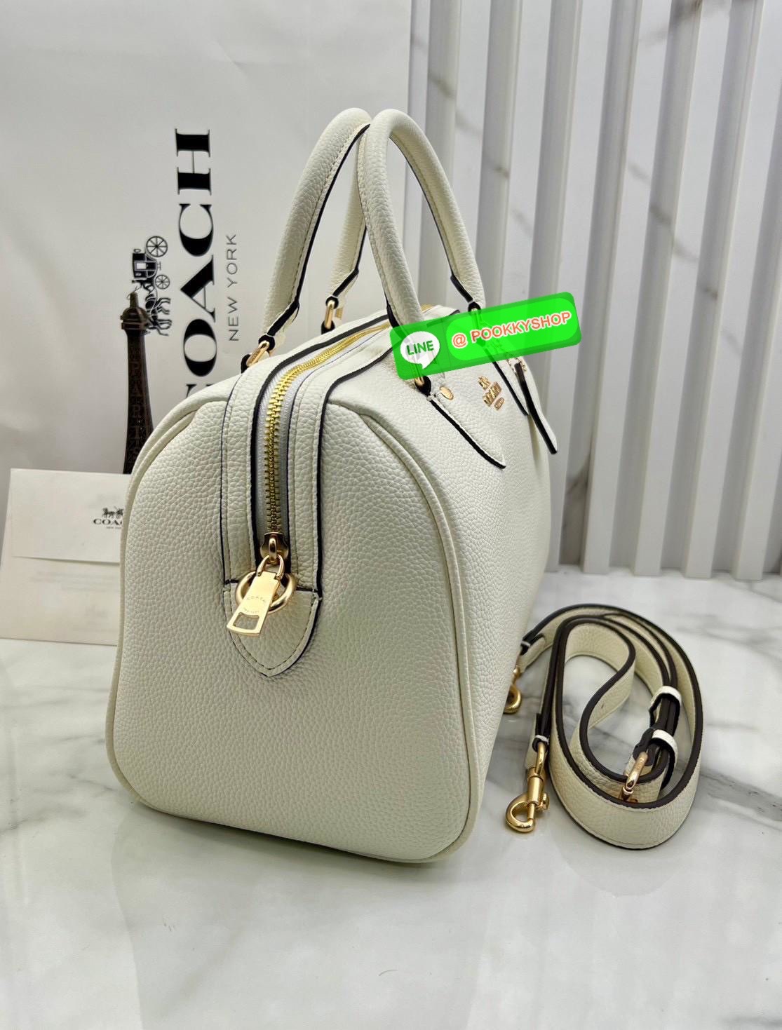 COACH ROWAN SATCHEL IN SIGNATURE CANVAS จุดเด่นของกระเป๋าทรงsatchel bag คือรูปทรงของกระเป๋าดูแข็งแรง มั่นคง ไม่เสียทรงง่าย มาพร้อมหูหิ้วที่ด้านบนของกระเป๋า ลายแคนวาสที่เป็นซิกเนเจอร์แบบเอกลักษณ์ ช่องใช้งานทุ้งภายในและภายนอก นอกจากนี้ กระเป๋าประเภทนี้ยังมี