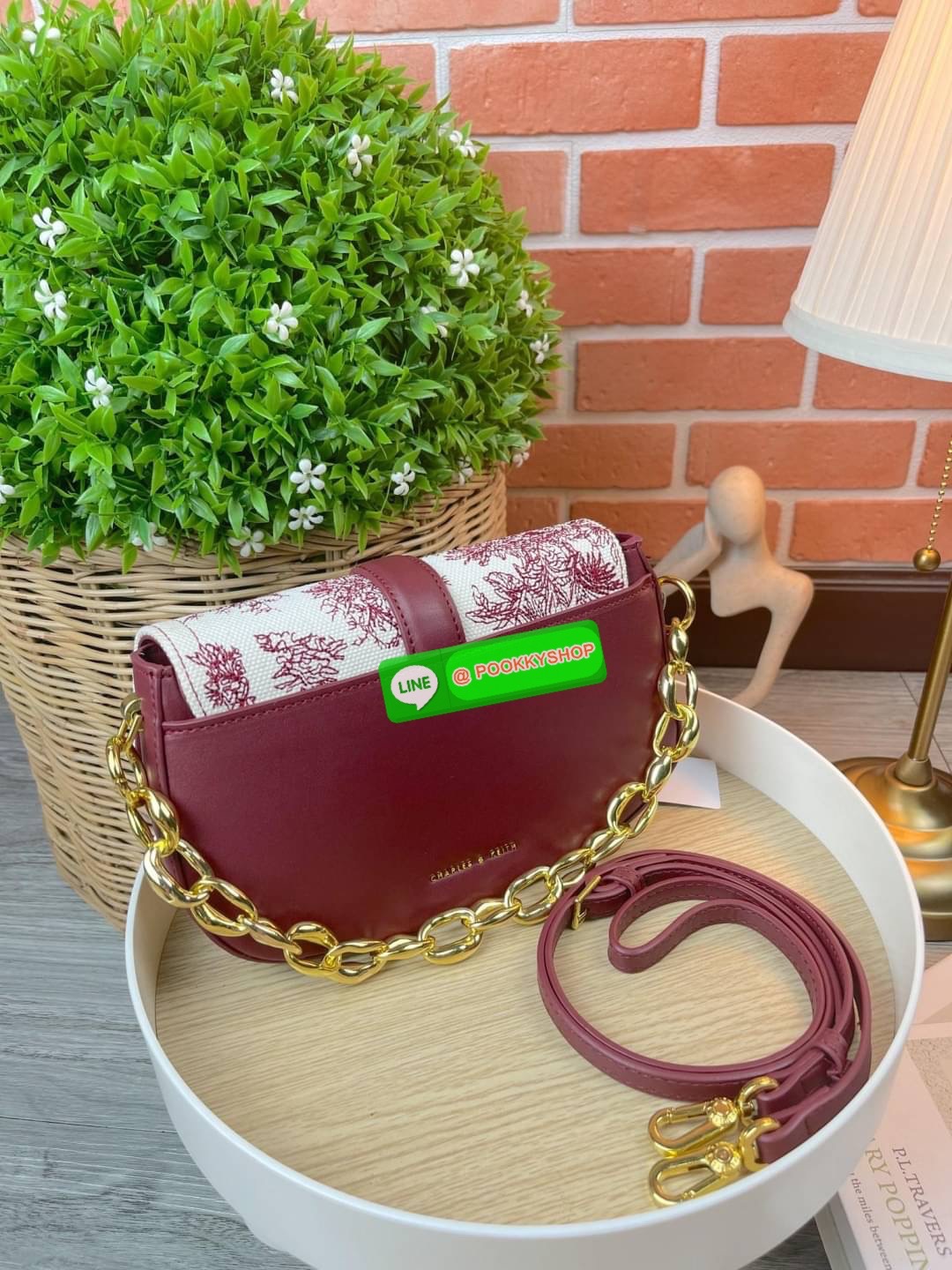 Charles & Keith Fabric Print Chain Shoulder Bag กระเป๋าถือ/สะพายทรงสวยหรู ด้านหน้ากระเป๋าแต่งผ้าปริ้วท์ลายสวยงาม หูหิ้วคล้องแขนเป็นแบบโซ่ทองหรูหรา ด้านหลังมีช่องใส่ของได้ เปิดปิดแบบตัวกดล็อก ด้านในจุของได้พอสมควรเช่น กระเป๋าเงินใบกลาง กุญแจรถ iPhone pro m