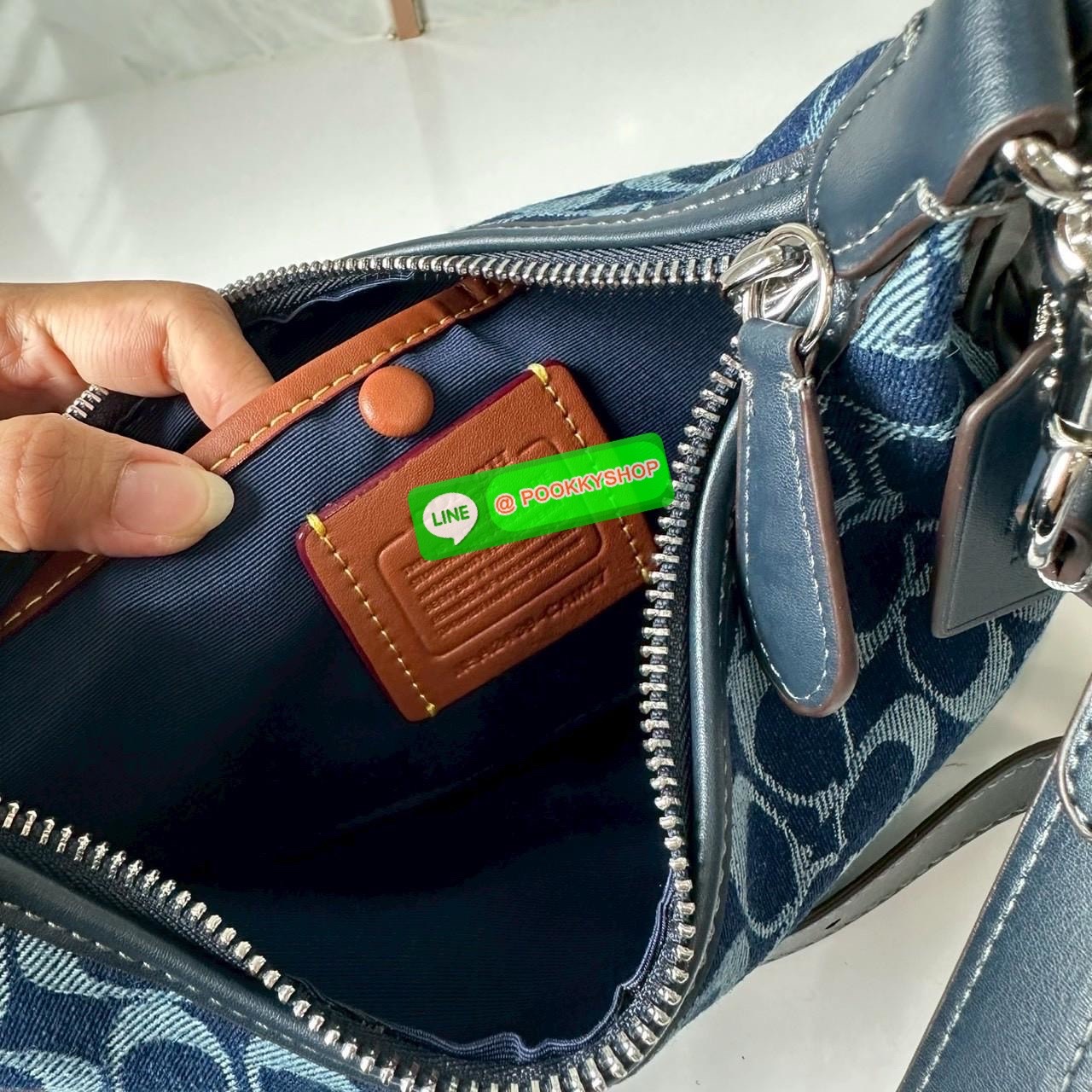 COACH Juliet Small Shoulder Bag 25 in Signature Denim ไอเท็มฮิต! กระเป๋าสะพายทรงฮิต รุ่นใหม่ ดีไซน์สวยคลาสสิก ลาย Signature Denim Blue คาดสายโซ่เงินสุดเก๋ ใส่ของจุกจิกได้พอดี เหมาะทั้งวันสบาย ๆ และออกงาน! วัสดุ: ผ้าแคนวาสลาย Signature Denim / หนังแท้ / อะ