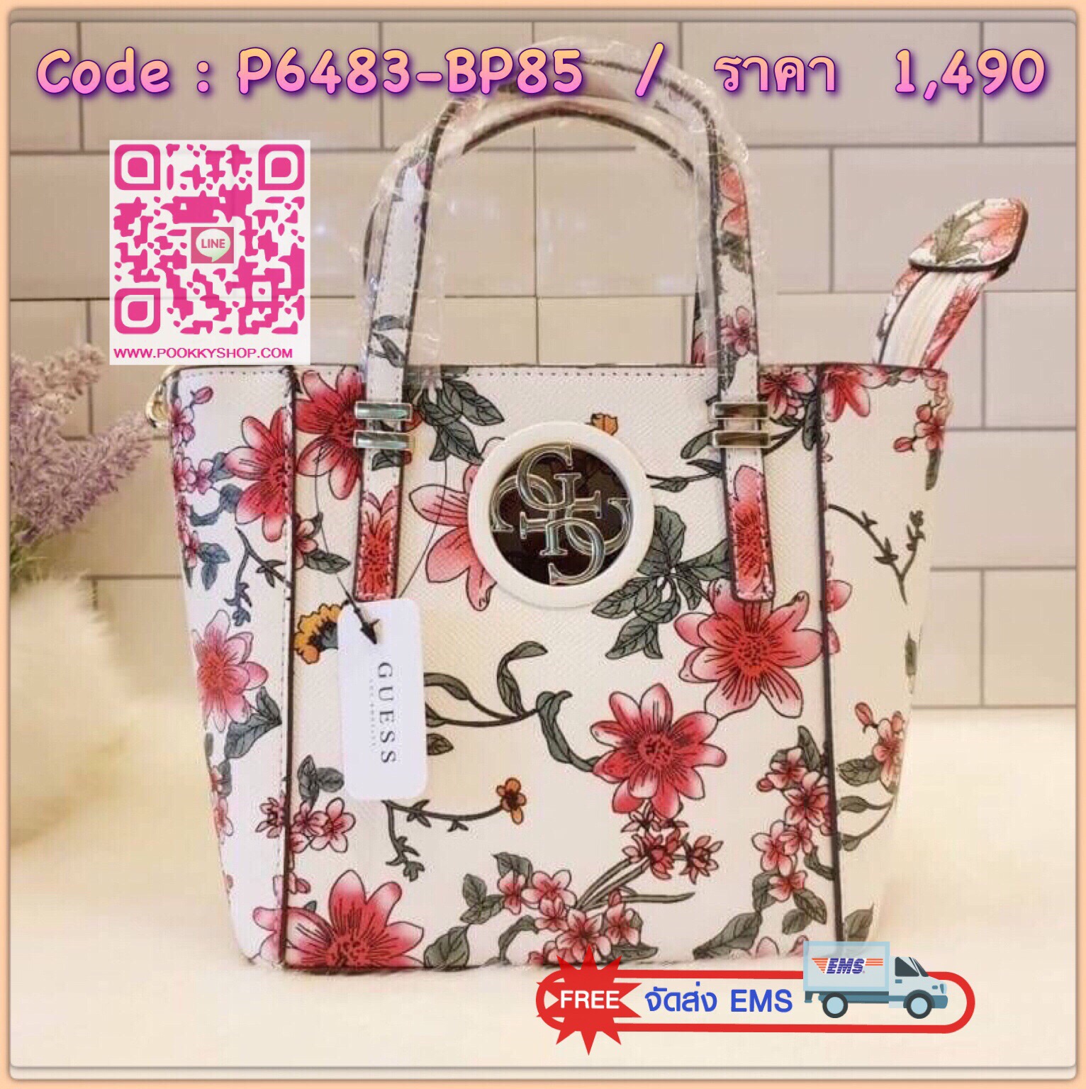 GUESS OPEN ROAD FLORAL MINI TOTE กระเป๋าถือหรือสะพายขนาดกำลังดี วัสดุหนังซาฟิโน่แต่งลายดอกไม้อ่อนหวานสดใส ฐานตั้งอยู่ทรง เปิดปิดด้วยซิป ใส่กระเป๋าสตางค์ยาวได้ สายสะพายปรับระดับได้ สวยน่าใช้จริงๆจ้า