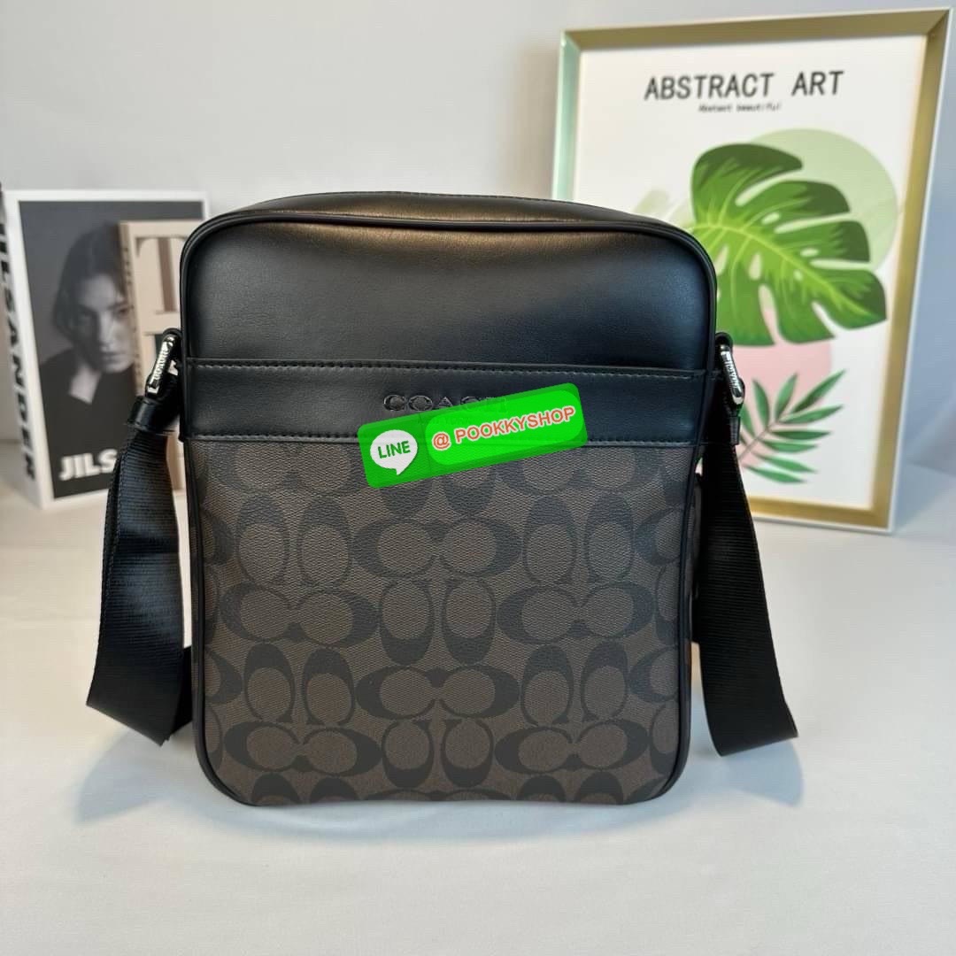 กระเป๋า Coach CHARCOAL/BLACK (COACH F54788) กระเป๋าสะพายซิกเนเจอร์เคลือบ PVC พร้อมขอบหนังปิดด้วยซิป ซับในผ้าด้านนอก: กระเป๋าแบบเปิดด้านหน้าหนึ่งช่องและกระเป๋าแบบเปิดด้านหลังหนึ่งช่อง ด้านในมีซิปและกระเป๋าเอนกประสงค์ สายปรับได้สำหรับสะพายไหล่หรือสะพายข้าง