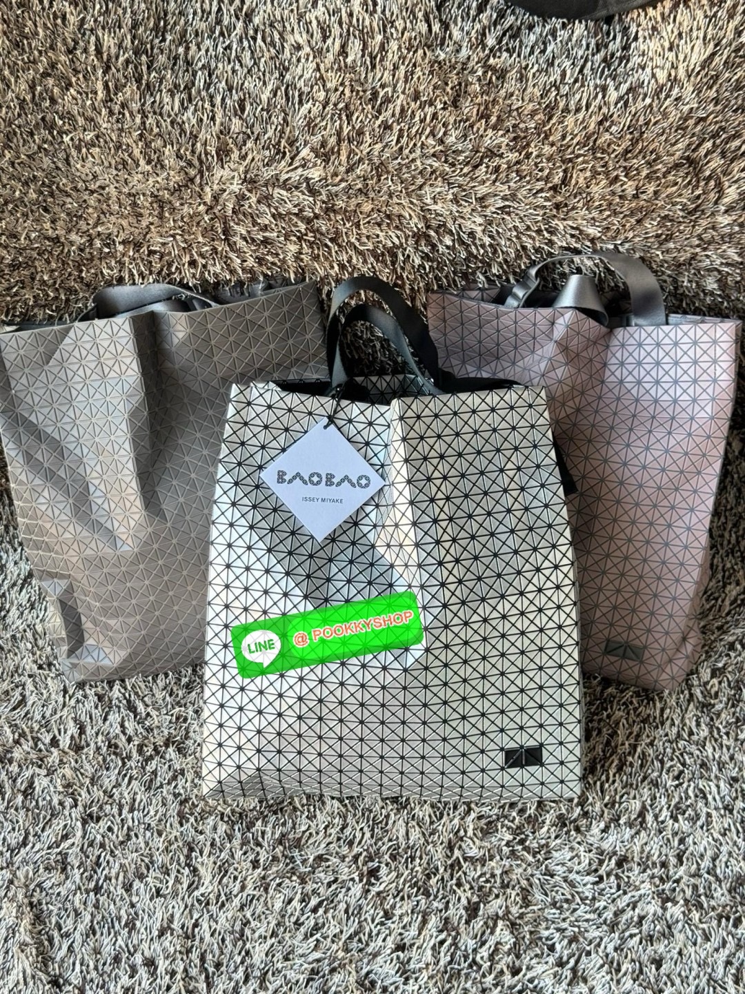 Baobao Issey Miyake Cart S geometric tote bag รูปทรงที่สร้างขึ้นโดยบังเอิญ' เสื้อผ้าที่มีโครงสร้างและได้รับการออกแบบทางวิศวกรรมอันเป็นเอกลักษณ์ของแบรนด์ ส่งต่อไปยังเครื่องประดับที่น่าประทับใจและไร้กาลเวลาเหล่านี้ กระเป๋าโท้ต Cart ประดิษฐ์ขึ้นจากการตั
