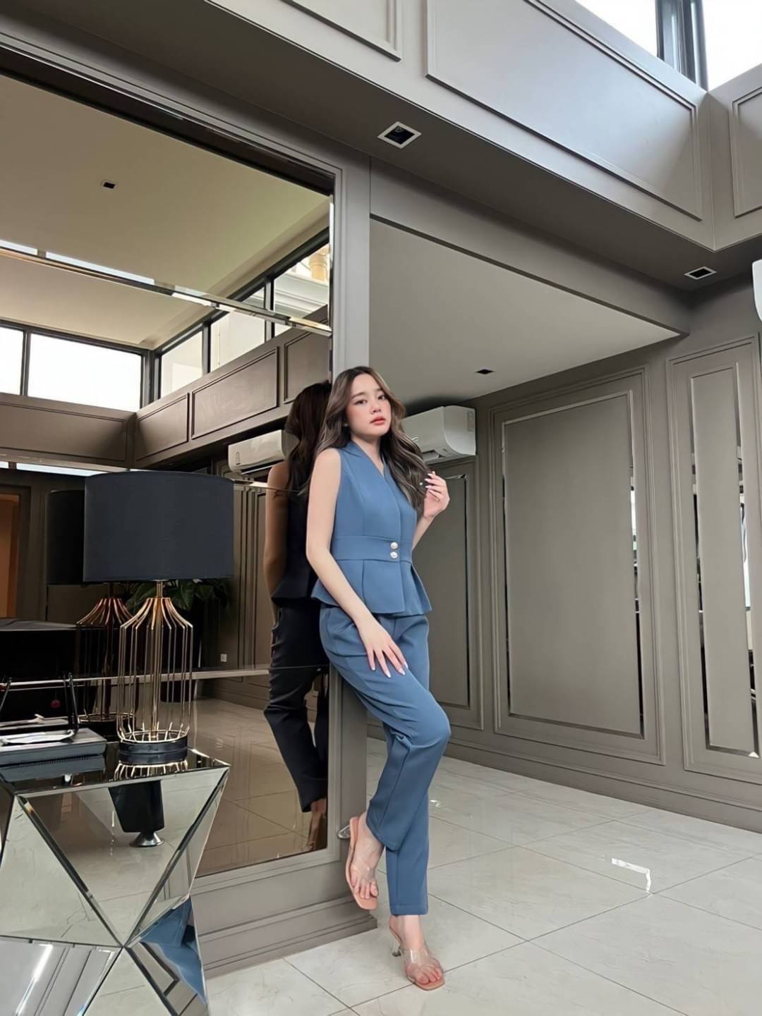 เสื้อทรงยาวงานกระดุมหน้าเก็บซับในทั้งตัวปลายเสื้อจับจีบ แพทเทิร์นสวยเข้ารูป ช่วงอกมีกระดุมกด แมทช์คู่กับกางเกงขายาวกึ่งเดฟ ทรงสวยไม่รัดขาเกินไป เนื้อผ้าพื้นเกรดพรีเมียมทั้งชุด ลุคนี้เสริมบุคลิกผู้สวมใส่ให้สวยเป๊ะ แบบเซเลปแน่นอนค่า