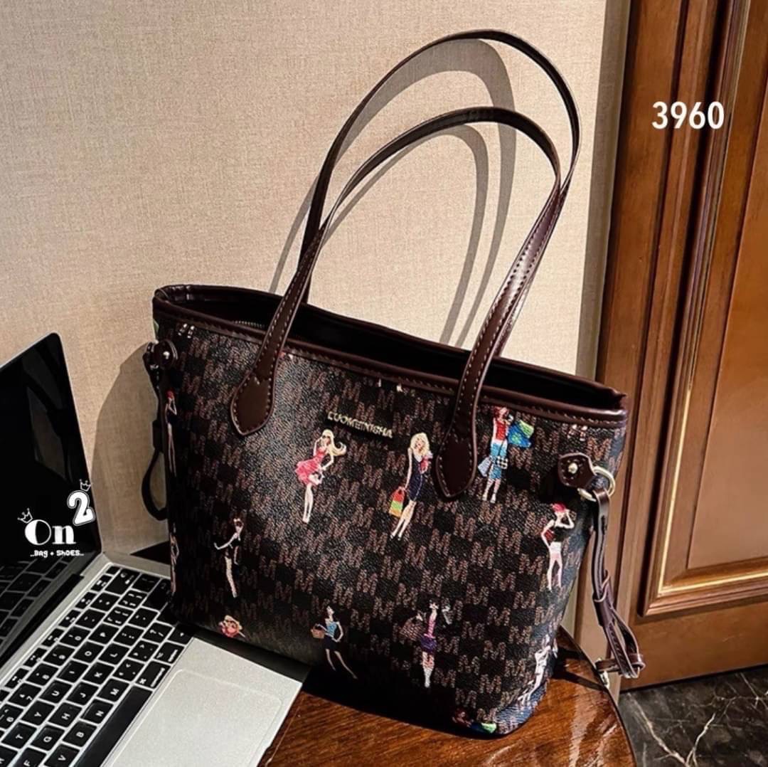 NEW-IN 🤎 Tote bag ทรงนี้จุได้เยอะมากๆค่า ใส่ I Pedได้นะคะ มาใหม่ ลายนี้หรู ดูแพงค่ะ แนะนำสุดๆค้า จุได้เยอะ