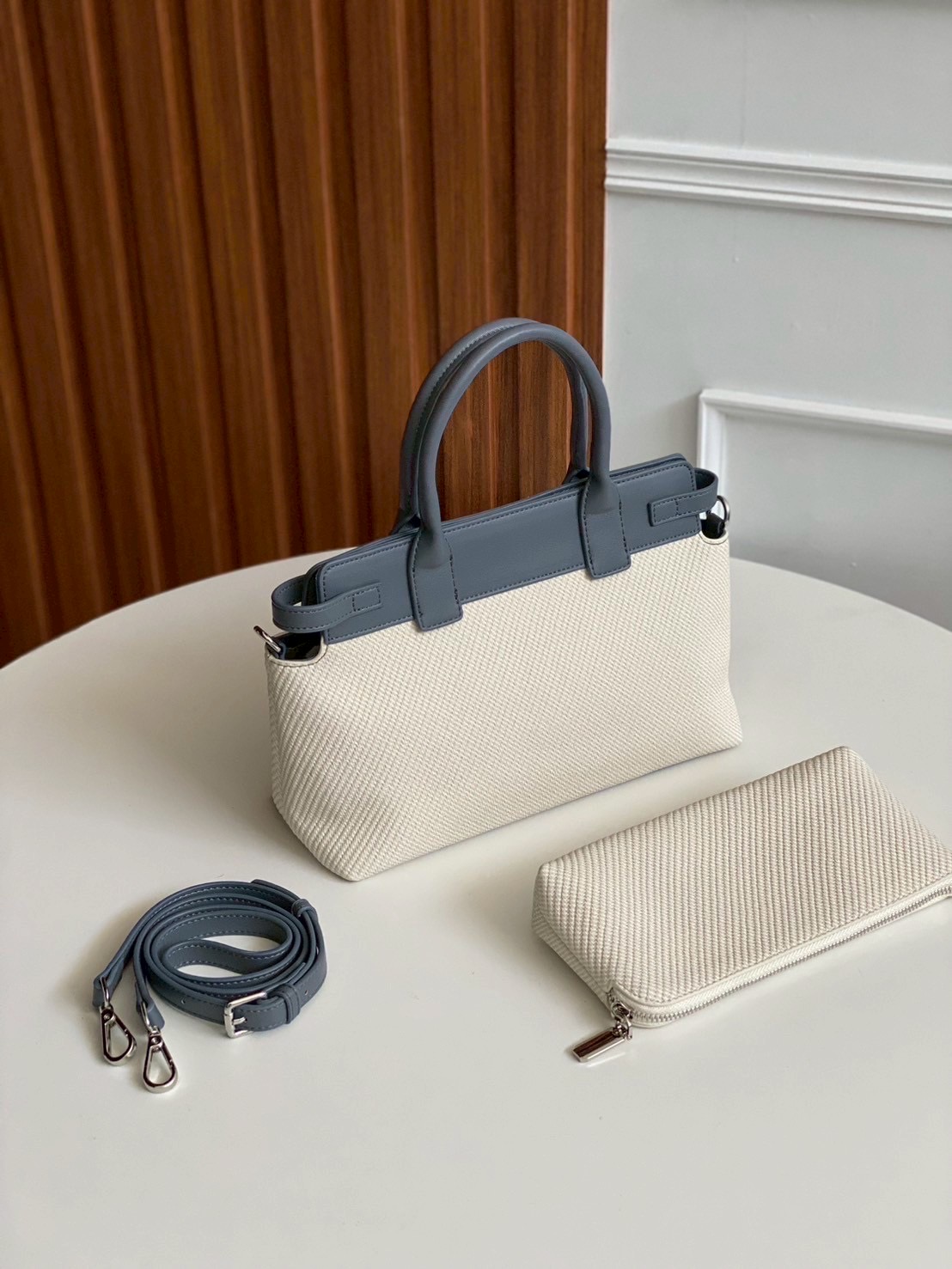 Danielle - Pu premium กระเป๋าหนังพียู งานตัดเย็บเนี้ยบมาก ทรงสวย คุณภาพดี น้ำหนักเบา จุของเยอะ สายสะพายยาว 1 เส้น ใส่ ipad ได้