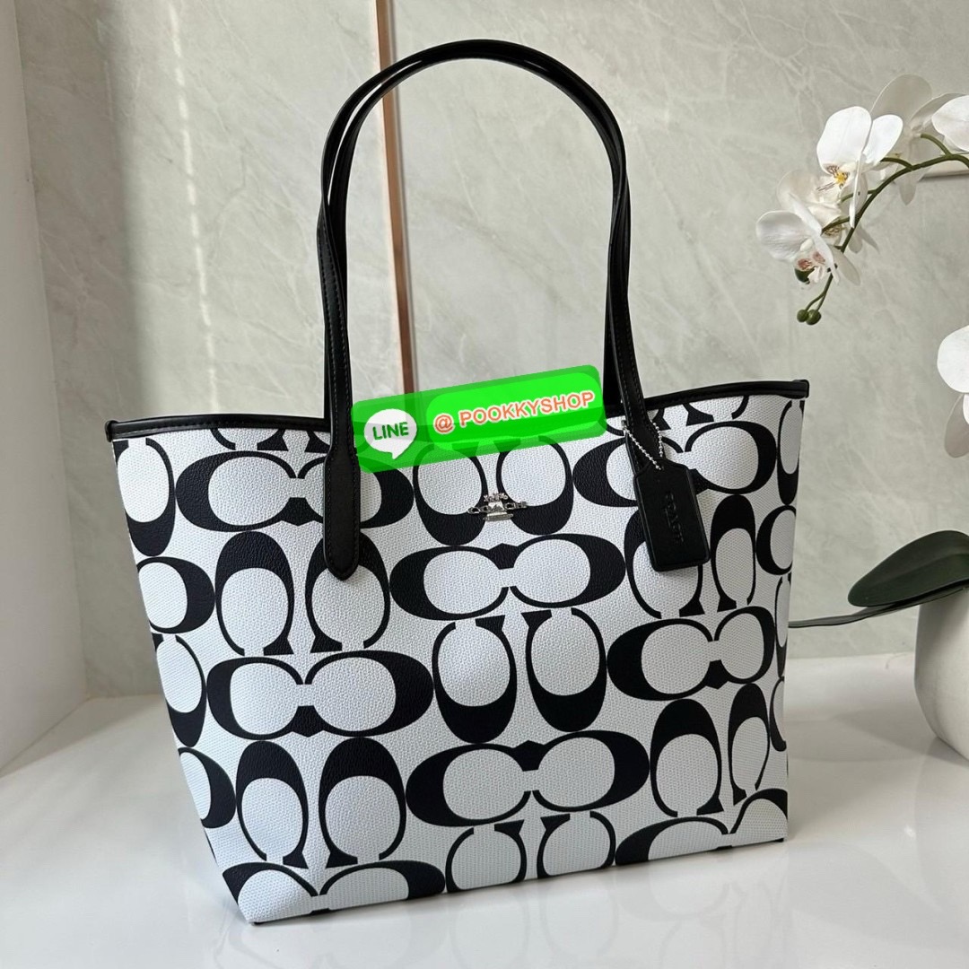 CITY TOTE IN SIGNATURE CANVAS (COACH CP072) 🔖กระเป๋าถือ/คล้องไหล่ทรงโท้ท 🔖วัสดุแคนวาสสลับหนังแท้ 🔖เปิด-ปิดด้วยกระดุมแป็ก ภายในเป็นช่องโล่ง มีช่องซิป1ช่อง 🔖หูหิ้วในตัว
