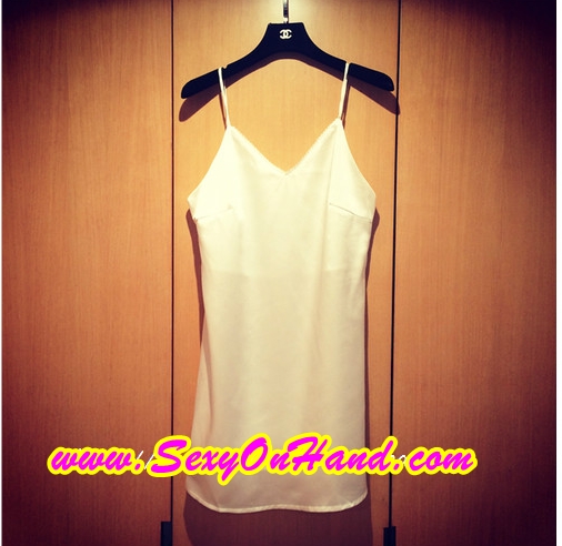 ชุดนอน คุณหนู ชุดนอนสายเดี่ยว ชุดนอนกระโปรง ผ้าไหม สีขาว เนื้อผ้านุ่ม ลื่น ใส่สบาย แต่งขอบลูกไม้ ผ้าเกรด Premium คะ แบบเรียบแต่หรูสุดๆ