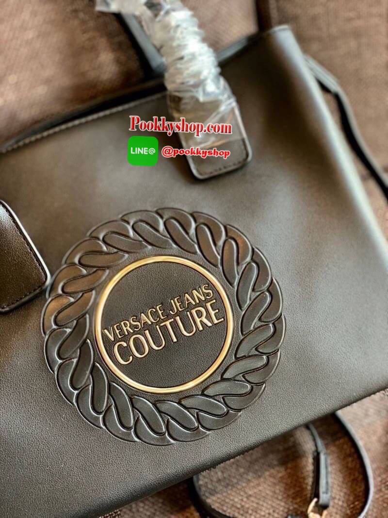 New arrival !! VERSACE JEANS COUTURE HAND BAG 2019 กระเป๋าถือ//สะพายข้างได้ วัสดุหนังเรียบ ผิวลื่น น้ำหนักเบา ด้านหน้ามีโลโก้แบรนด์หรู เปิดปิดปากกระเป๋าแบบกระดุมแม่เหล็ก แบ่งเป็น2ช่องใหญ่ใส่ของนะค่ะ แต่ละช่องกว้างมากทีเดียว มีช่องซิปและช่องเล็กใส่จองจุกจิ