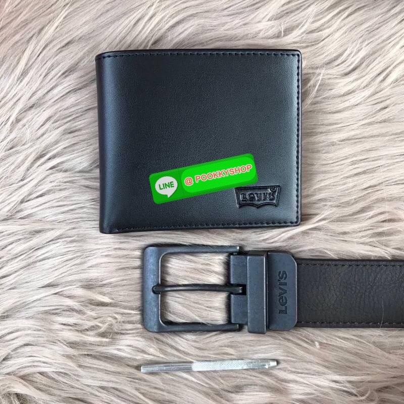 Levi's Leather Belt & Wallet Set เซตสุดคุ้ม กระเป๋าสตางค์หนังนิ่ม ด้านหน้าตกแต่งด้วยโลโก้แบรนด์ ด้านในมีช่องใส่รูป ช่องใส่บัตร และช่องใส่ธนบัตร 2 ช่อง มาพร้อมกับเข็มขัดสุดเท่ และที่เจาะรูเข็มขัดค่ะ