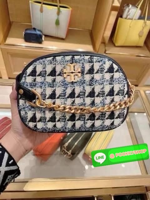 Tory burch kira chevron tweed small camera bag สาว ๆ ลุคคุณหนูไม่ควรพลาด Collection นี้เลยนะคะ เพราะ Kira Chevron เป็นรุ่นที่ตอบโจทย์และครองใจสาว ๆ ได้อย่างแท้จริง ลวดลายบนกระเป๋าแบบกราฟฟิคมีเท็กเจอร์ ทำให้กระเป๋าดูมีราคามากยิ่งขึ้น มาพร้อมกับโลโก้ Double