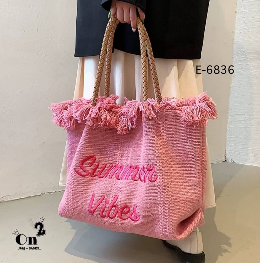 กระเป๋าสะพายแฟชั่นทรงชอปปิ้ง แต่งขอบปล่อยพู่ดูเก๋ ใบใหญ่ใช้งานง่าย จุของได้เยอะเลยค่ะ พร้อมส่งน้า