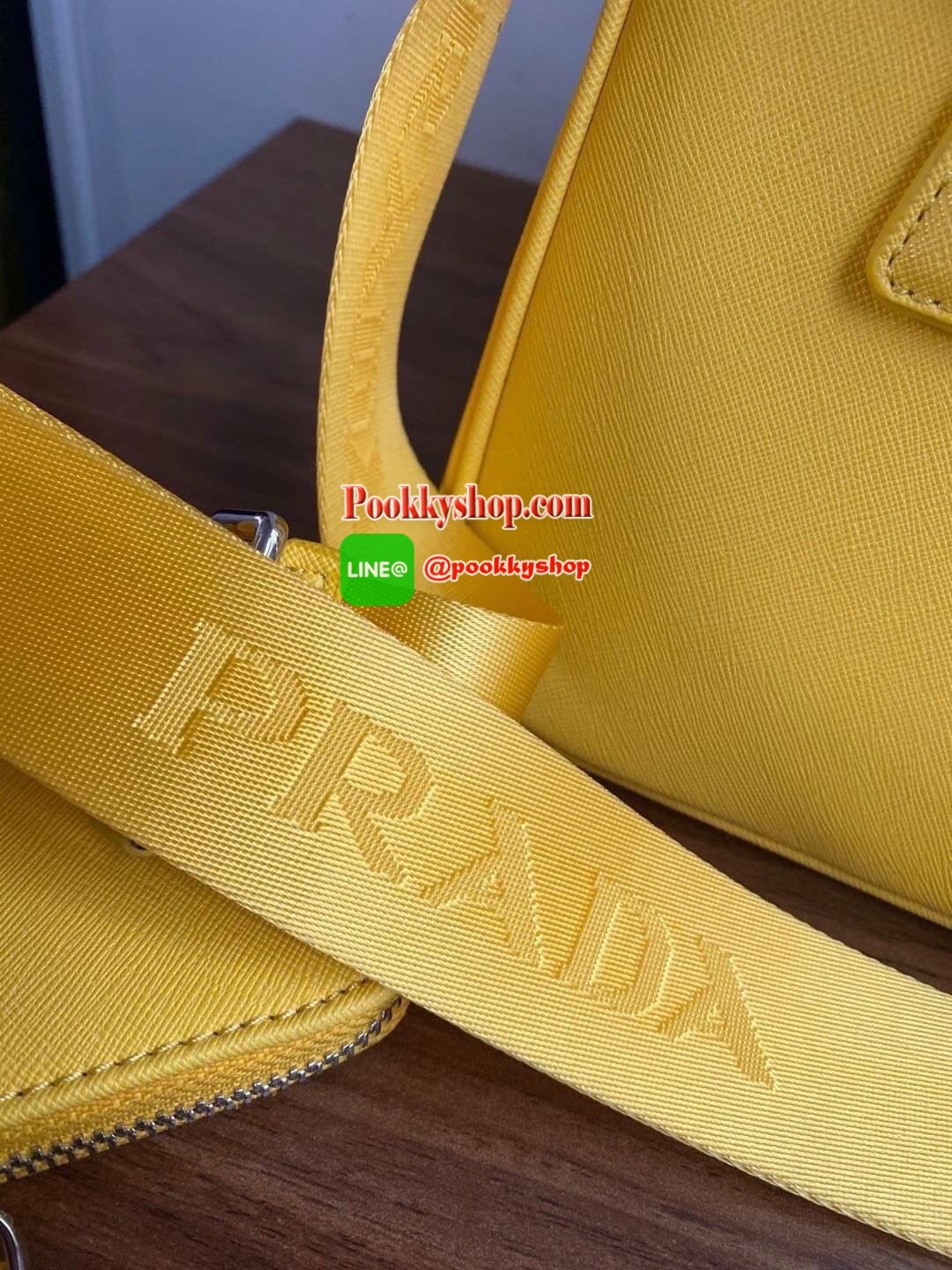 Prada กระเป๋าถือหรือสะพายอเนกประสงค์ วัสดุหนังสวยอยู่ทรงขนาดกำลังดีน้ำหนักเบา ดีไซน์สวยเก๋ที่หูหิ้วกระเป๋า โลโก้แบรนด์อะไหล่หรู หูจับแข็งแรงพับลงได้สะดวกใช้หัวซิปแบรนด์ ภายในมีโลโก้ ช่องซิป ช่องใส่มือถือ สามารถใส่กระเป๋าสตางค์ใบยาว ipad mini ของใช้จุกจิกไ