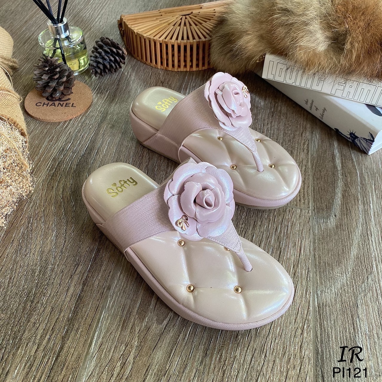 แบบขายดี!!! พร้อมส่ง รองเท้าโซฟา สไตล์ Shu Berry แบรนด์ดัง ผ้าวิ้งๆแต่งดอกกุหลาบด้านในซับนวมกำมะหยี่ พื้นฝังหมุดทองกลม ส้นหนา 1.5 นิ้ว พื้น Soft comfort งานhigh quality ได้ลองแล้วจะหลงรักเลยค่า