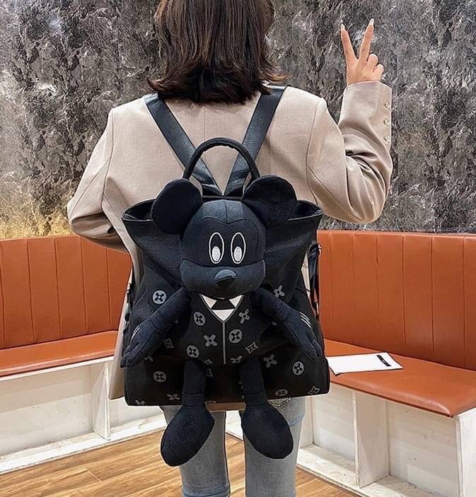 พร้อมส่ง เป้ตุ๊กตา LV งานสวยน่ารักมากค่ะ ผ้าหนาดีมาก ช่องเก็บของใหญ่มาก ด้านใน มีหลายช่อง ด้านหลังมีช่องซิปเก็บของสำคัญ เก๋ไก๋ไม่เหมือนใคร