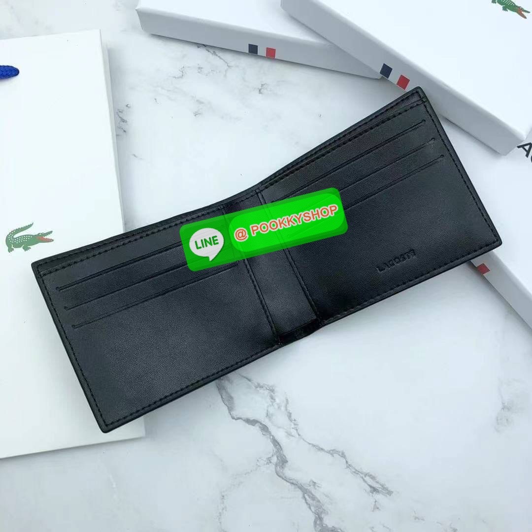 ลาคอส SHORT WALLET กระเป๋าสตางค์แบบพับ2ตอนสำหรับผู้ชาย มีช่องใส่บัตร 8 ช่อง และช่องใส่ธนบัตรอีก 1 ช่อง กระเป๋าสตางค์หนังคุณภาพดีตามแบบฉบับของแบรนด์ มาพร้อมกล่อง ถุงกระดาษแบรนด์แบรนด์แข็งแรงสวยมากค่ะ ไม่ว่าจะใช้เองหรือเป็นของขวัญก็สุดคุ้มและน่าใช้ ห้ามพล